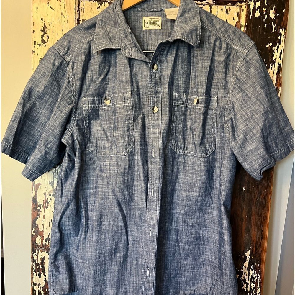 Men’s C.E.Schmidt Workwear short sleeve cotton chambray button down. Size Medium